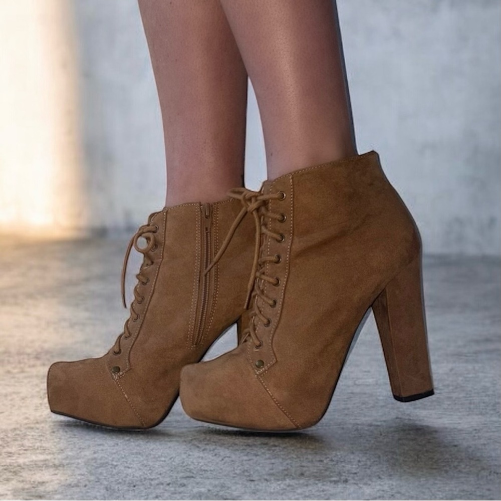 Charlotte Russe Tan / Chestnut Platform Lace Up Boots Women’s 8